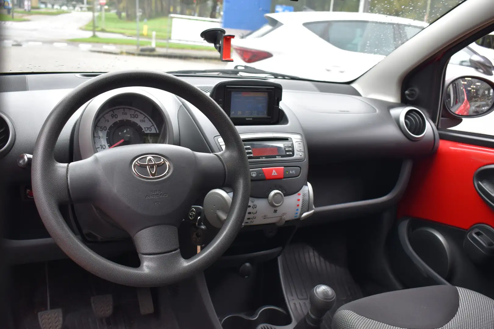 Toyota Aygo 1.0 VVT-i Aspiration Navigatie | Airco | 5-Deurs | Rood - 2