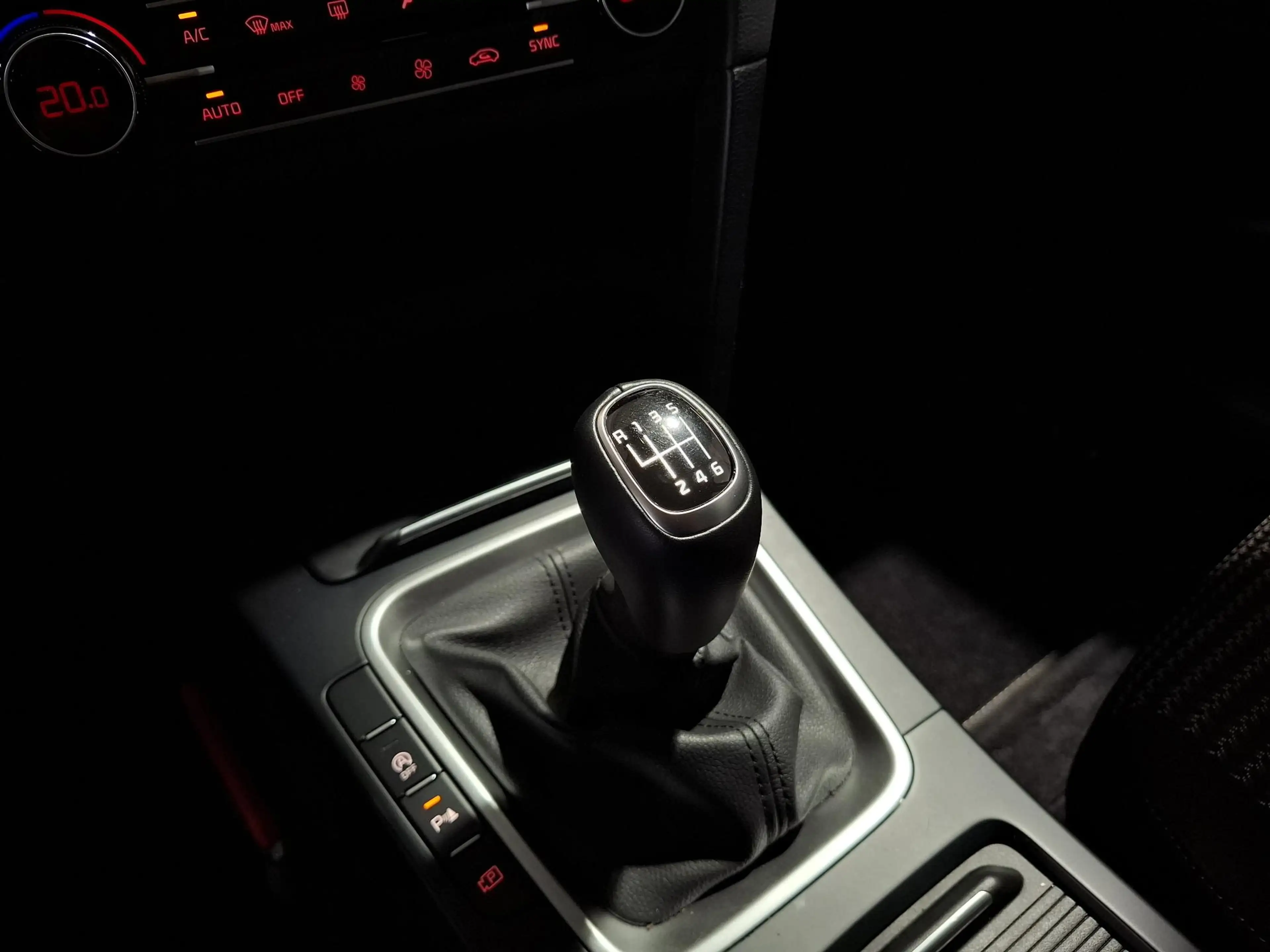 Kia Ceed SW / cee'd SW Sportswagon 1.5 T-GDi DynamicLine Trekhaak, Apple — photo 14