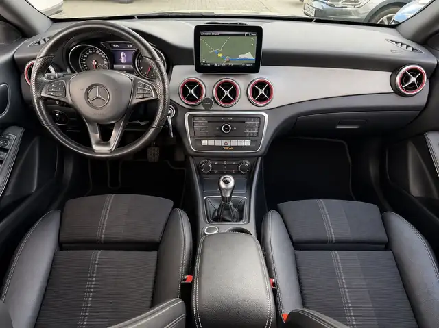 Mercedes-Benz Cla view 10