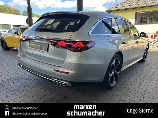 Mercedes-Benz E-Class view 4