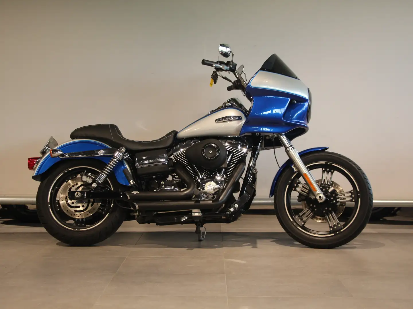 Harley-Davidson Dyna Super Glide FXDC CUSTOM Blauw - 1