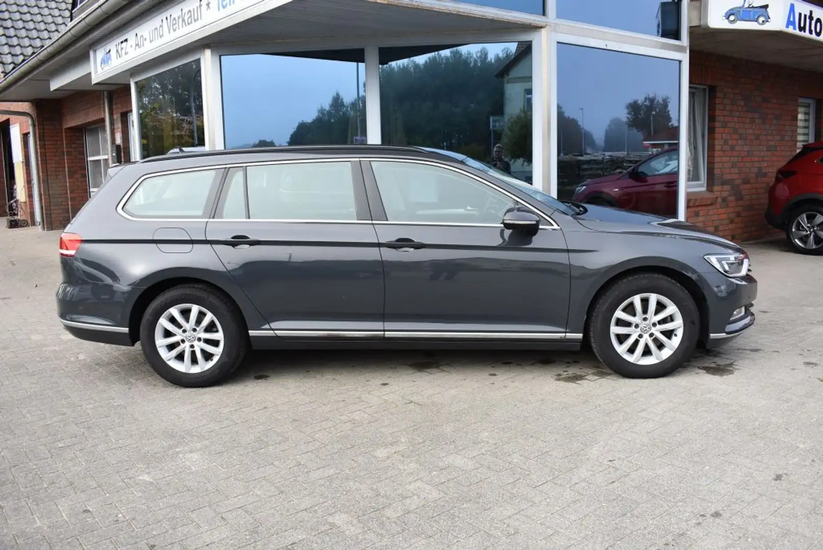 Volkswagen Passat Variant 2.0 TDI SCR BMT Comfortline Navi Alu Klima el. Spi Grijs - 2