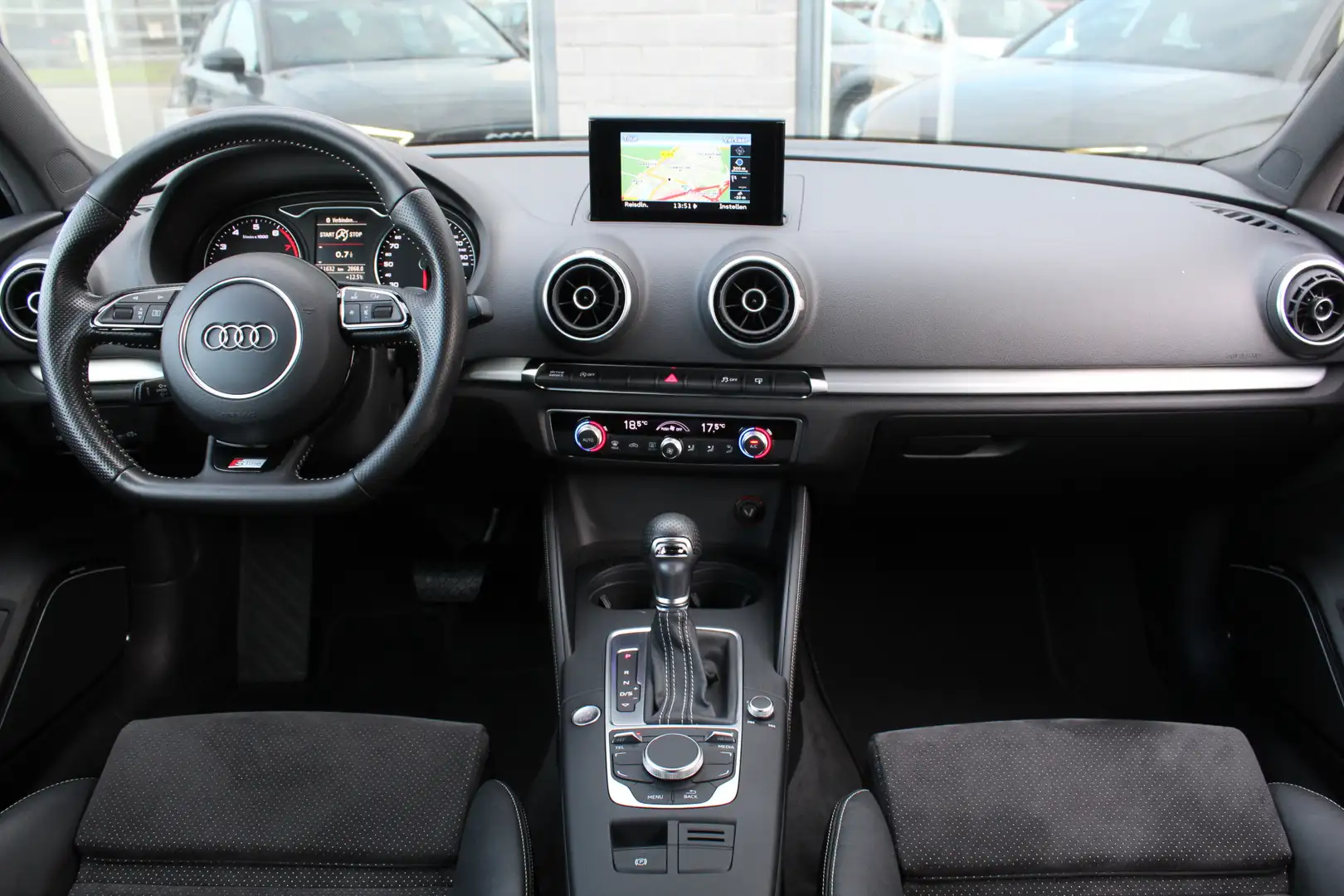 Audi A3 Limousine 1.4 TFSI CoD Ambition Sport Edition / B& Grau - 2