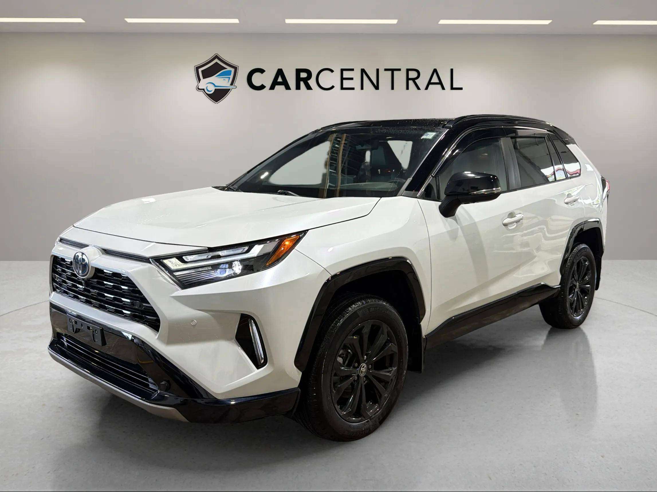 2023 Toyota RAV4 HYBRID XSE | CLEAN CARFAX | LOW KMS | CARPLAY |