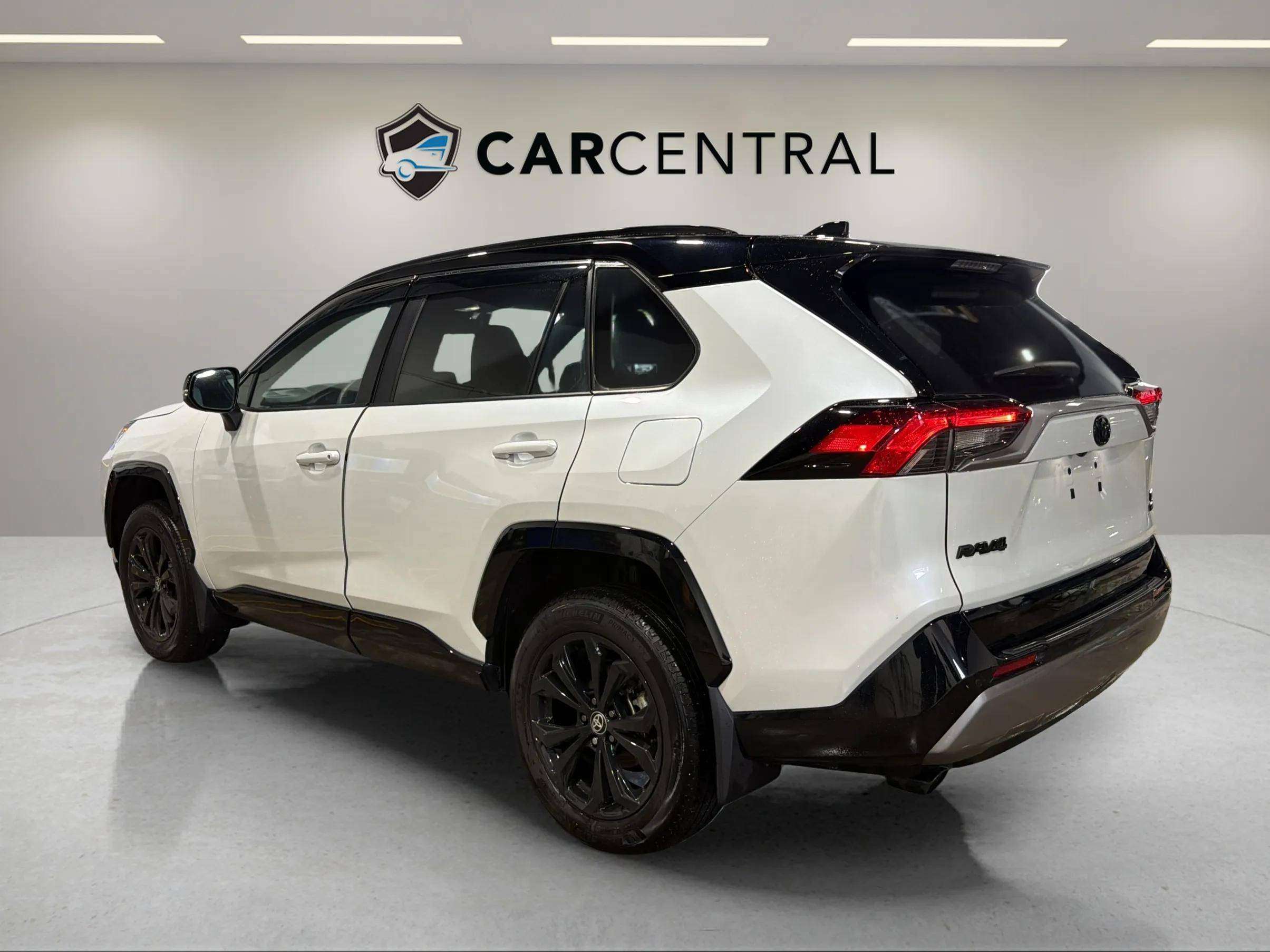 2023 Toyota RAV4 HYBRID XSE | CLEAN CARFAX | LOW KMS | CARPLAY | — снимка 1