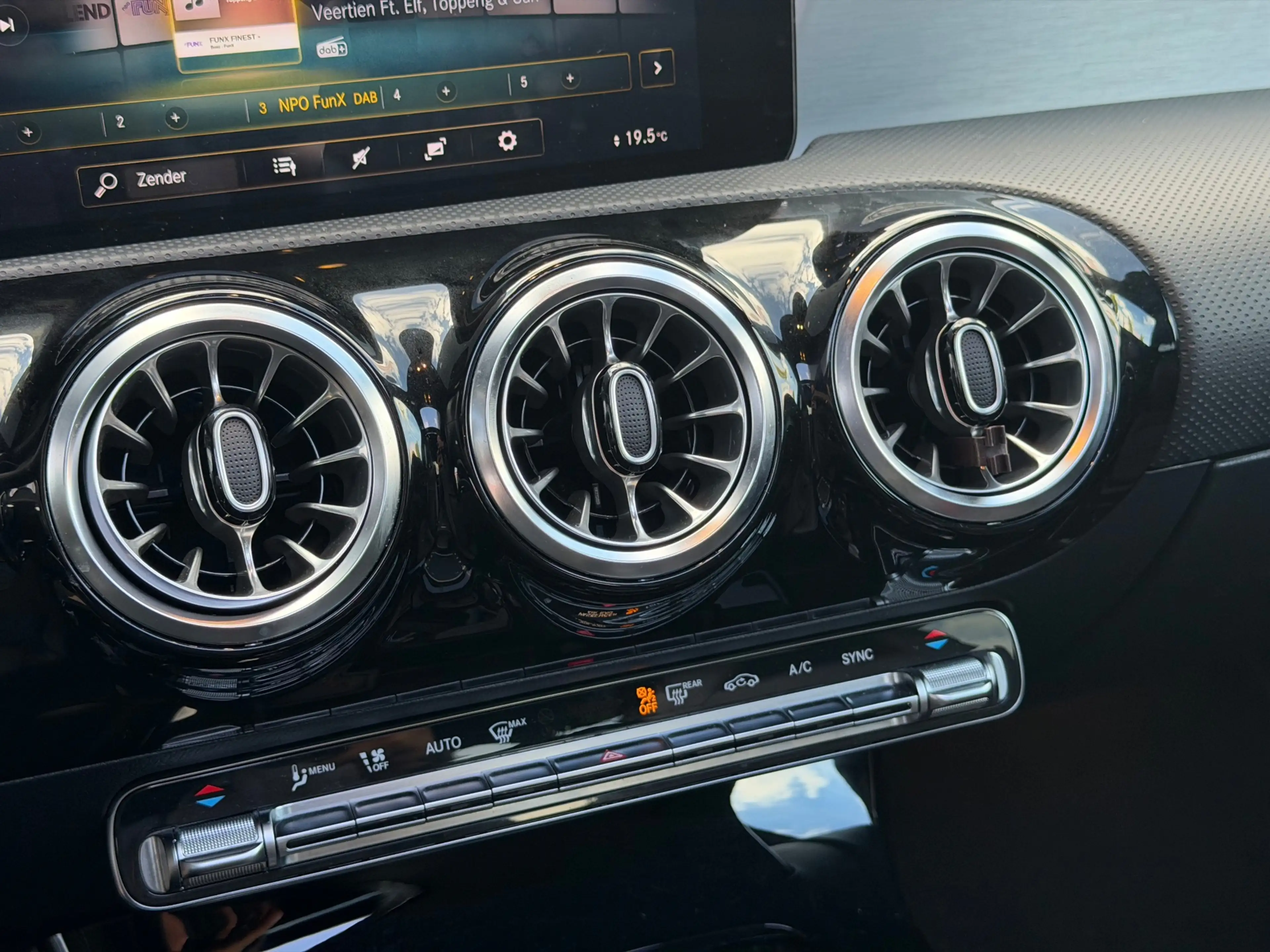 Mercedes-Benz CLA 180 AMG | Pano | Memory | Sfeer | Camera — photo 29
