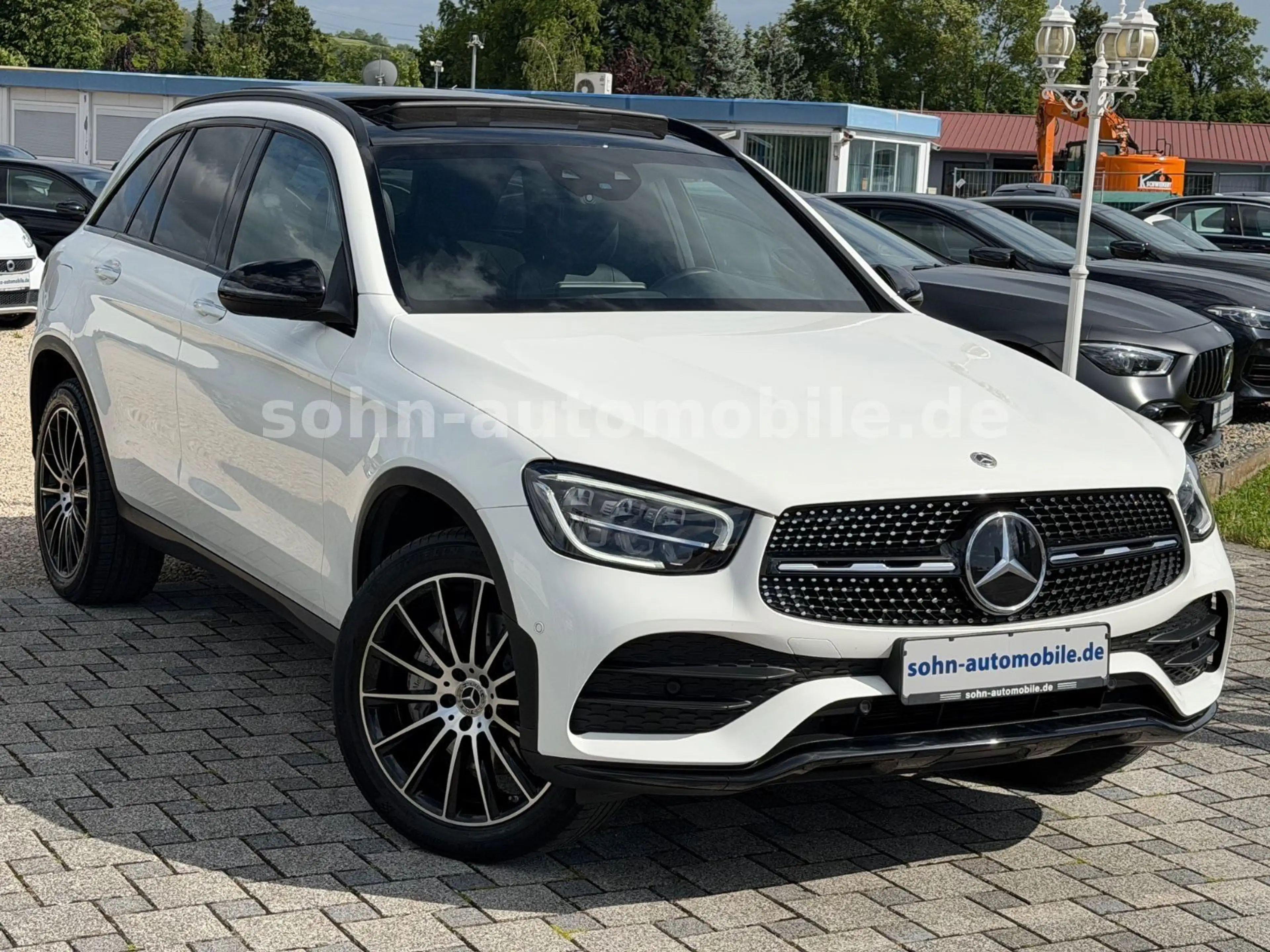 Mercedes-Benz GLC 300 e 4M AMG-Line/Pano/Distro/Night/Wide/AHK — photo 2