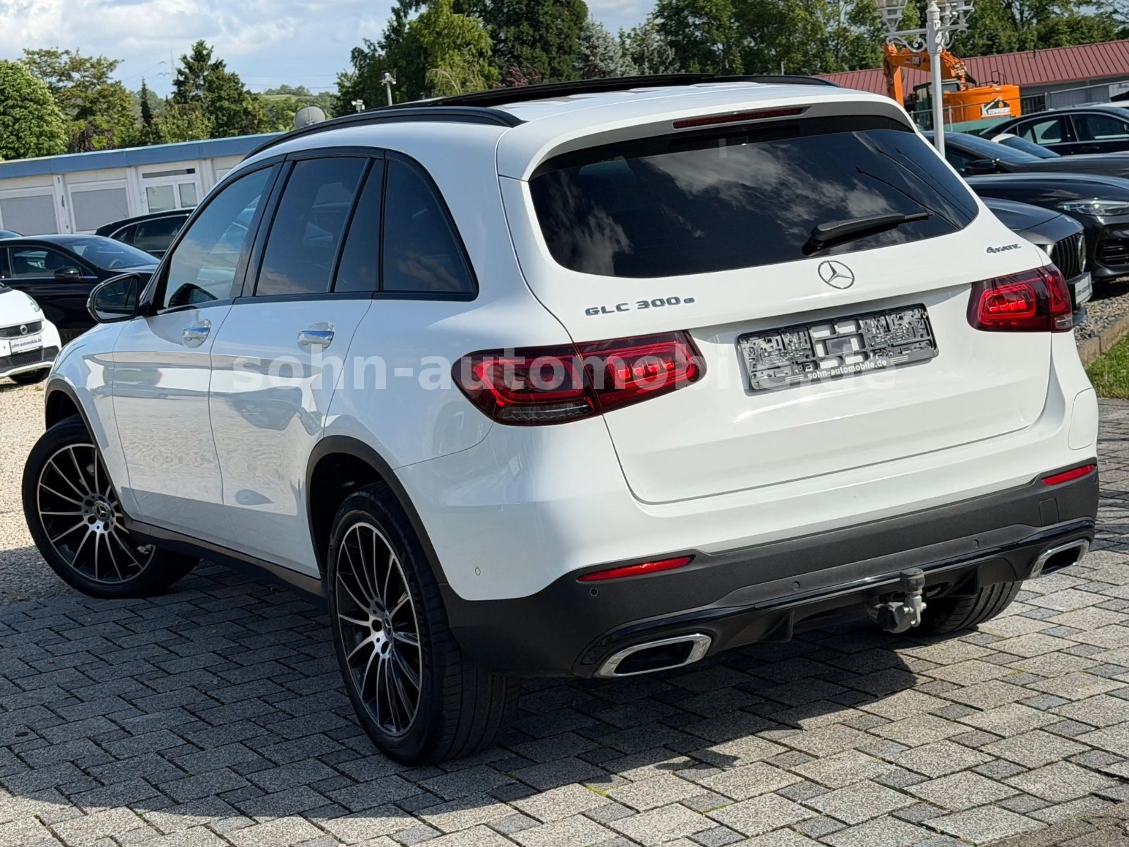 Mercedes-Benz GLC 300 e 4M AMG-Line/Pano/Distro/Night/Wide/AHK — photo 3