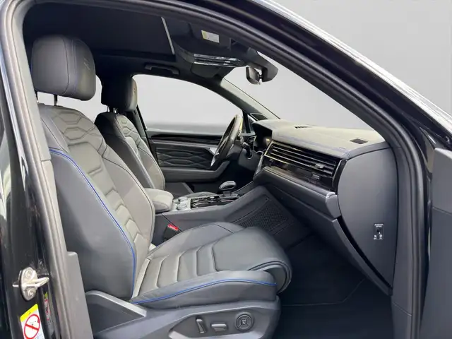 Volkswagen Touareg view 4