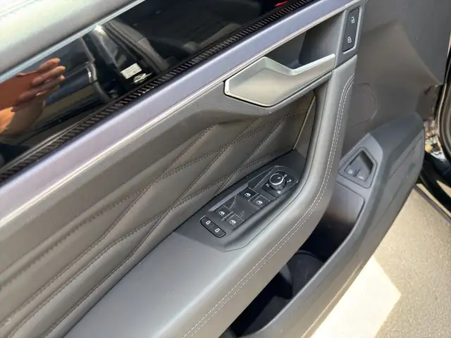 Volkswagen Touareg view 8