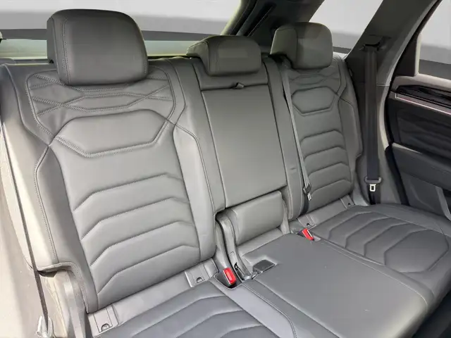 Volkswagen Touareg view 6