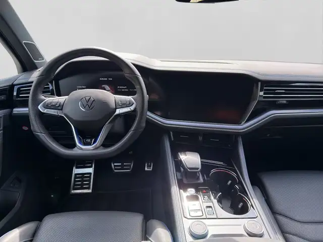 Volkswagen Touareg view 5