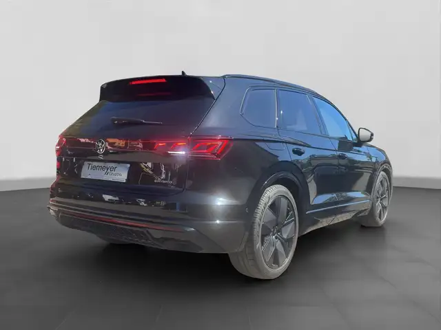 Volkswagen Touareg view 3