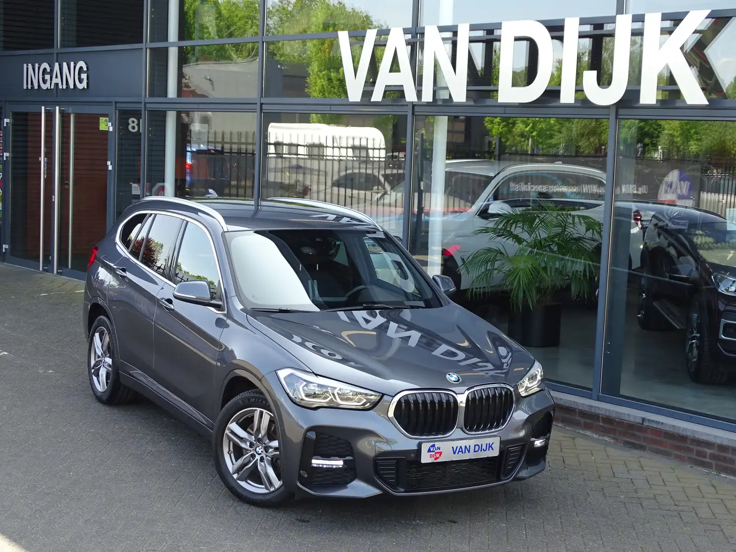 BMW X1 xDrive25e Exe. M Sportpakket Afn.Trekhaak ADA.LED Grijs - 2