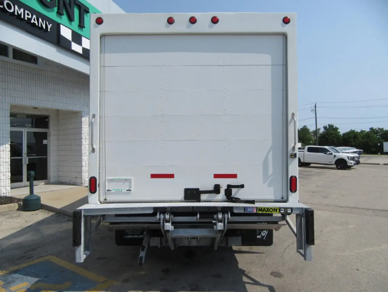 Ford E-450 Super Duty DRW снимка Ford E-450 Super Duty DRW