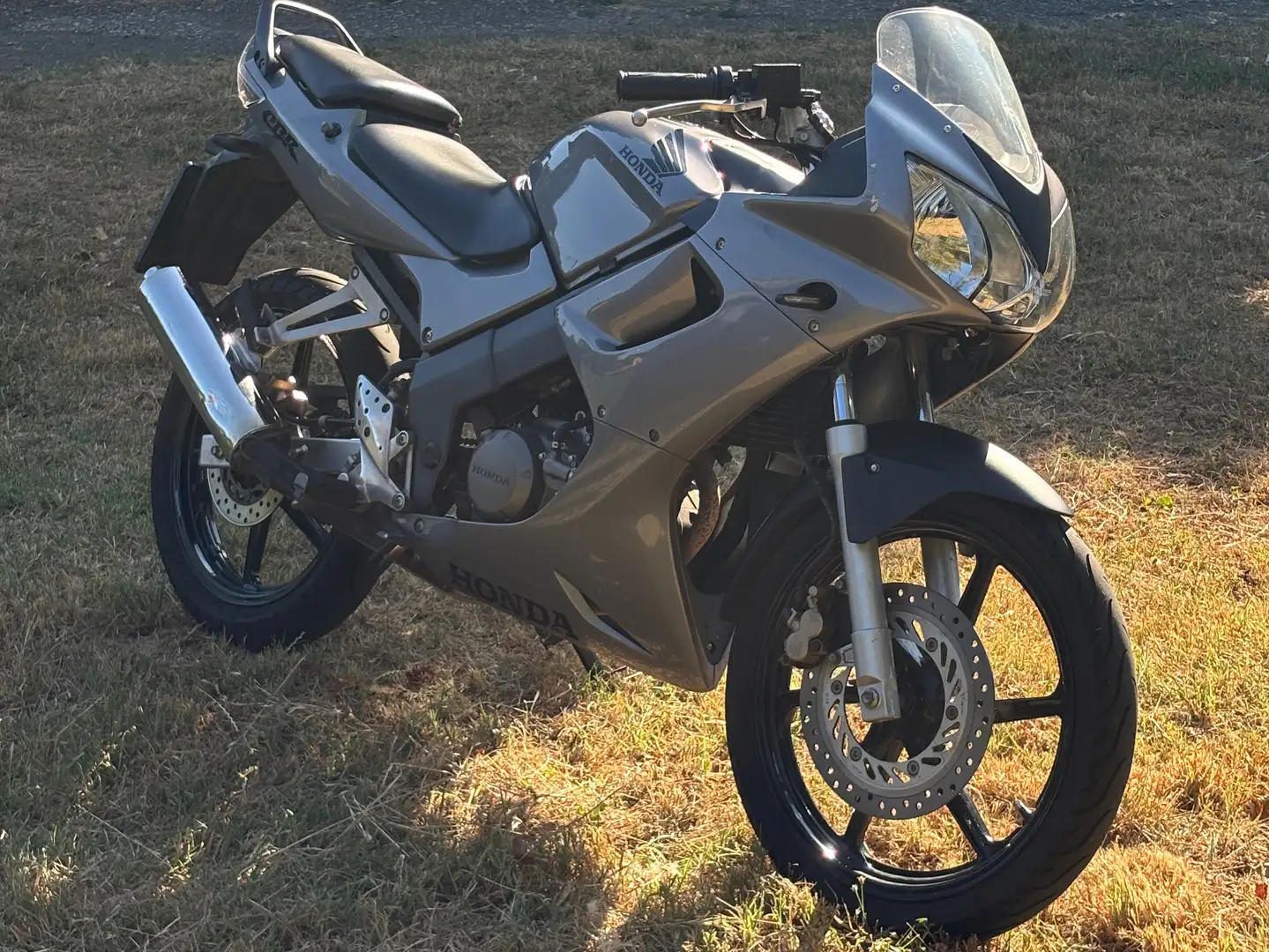 Honda CBR 125 Gri - 1