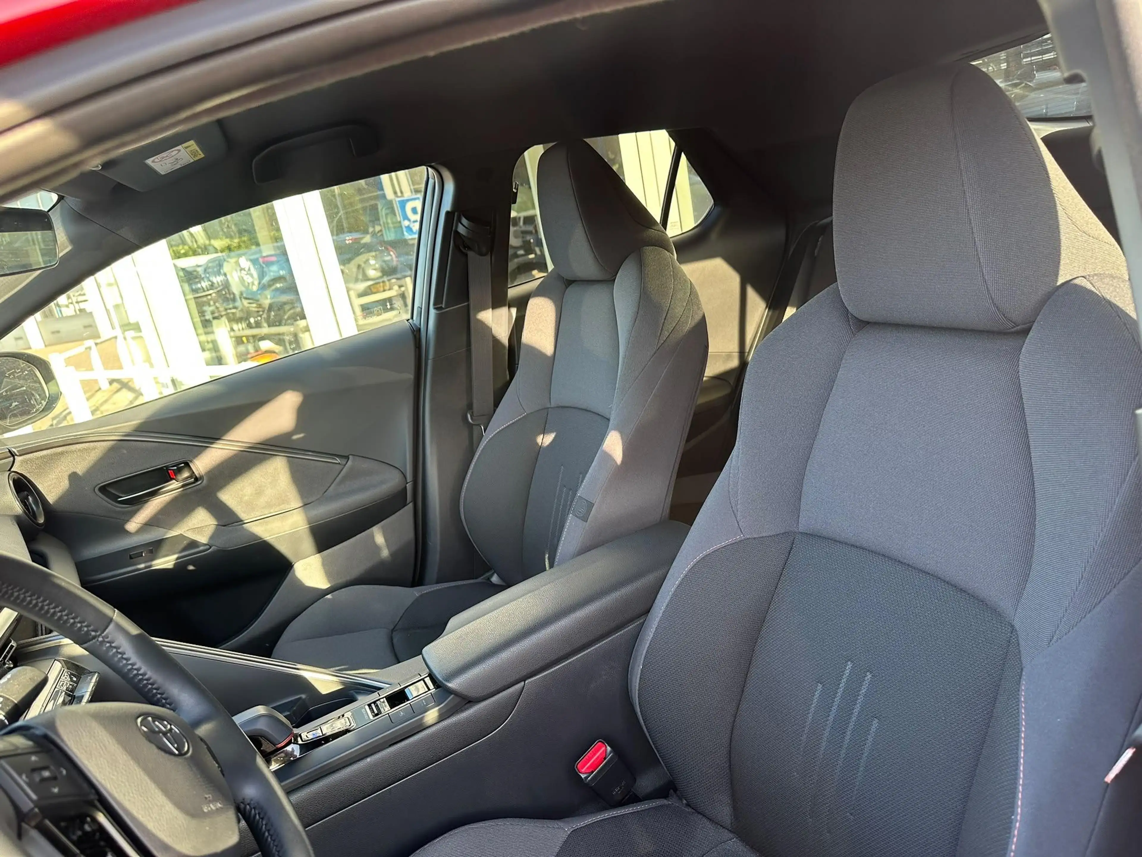 Toyota C-HR 2.0 Plug-in Hybrid 220 Executive — photo 2