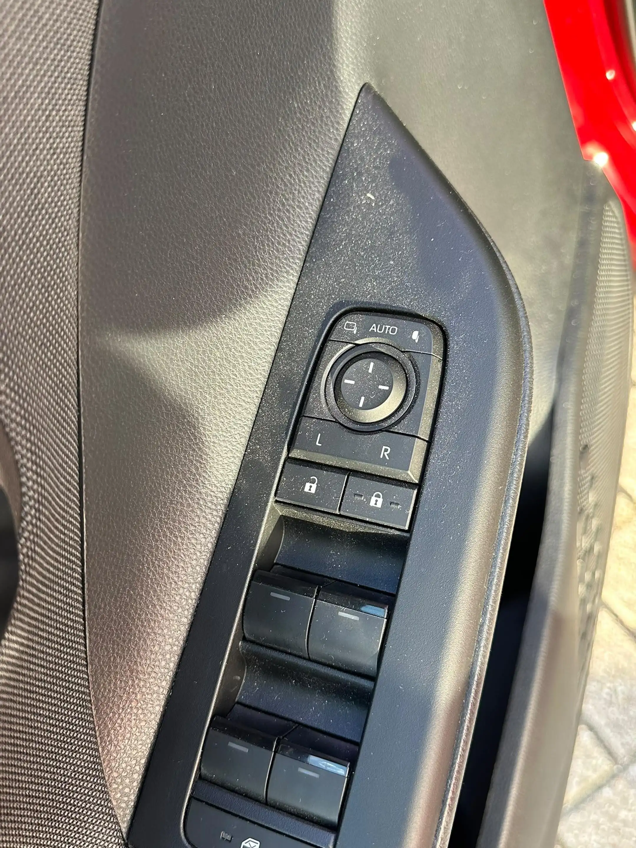 Toyota C-HR 2.0 Plug-in Hybrid 220 Executive — photo 3