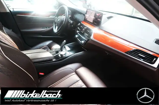 BMW 5 Series view 10