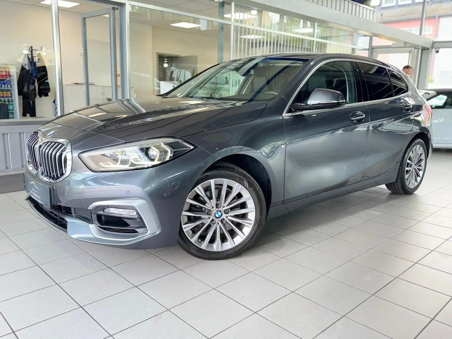 BMW 118 i Luxury AUTOM NAVI LED TEMP CARPLAY PDC Gris - 2
