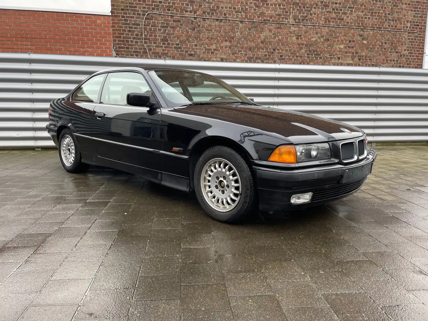 BMW 318 318is Чорний - 1