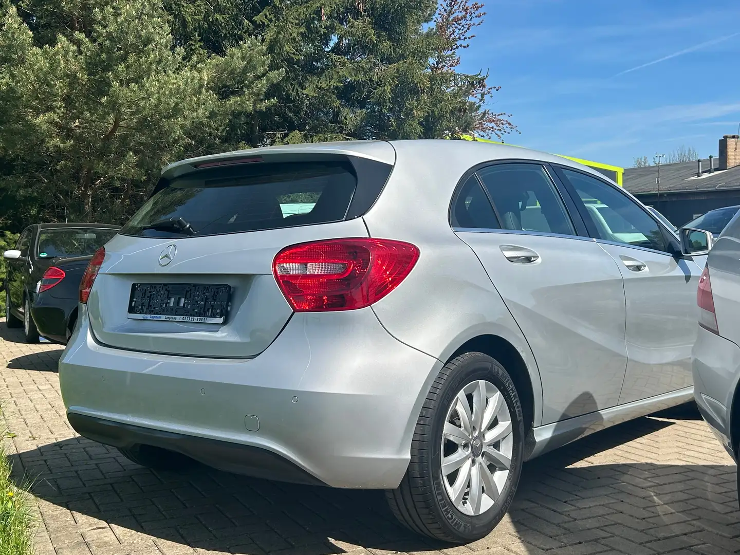 Mercedes-Benz A 180 A 180 Sport SHZ GRA Aut. Alu Licht&Sicht PDC v&h Grau - 2
