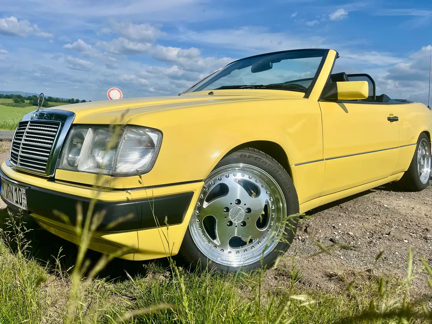 Mercedes-Benz Baureihe 124 300 CE-24 Жовтий - 1