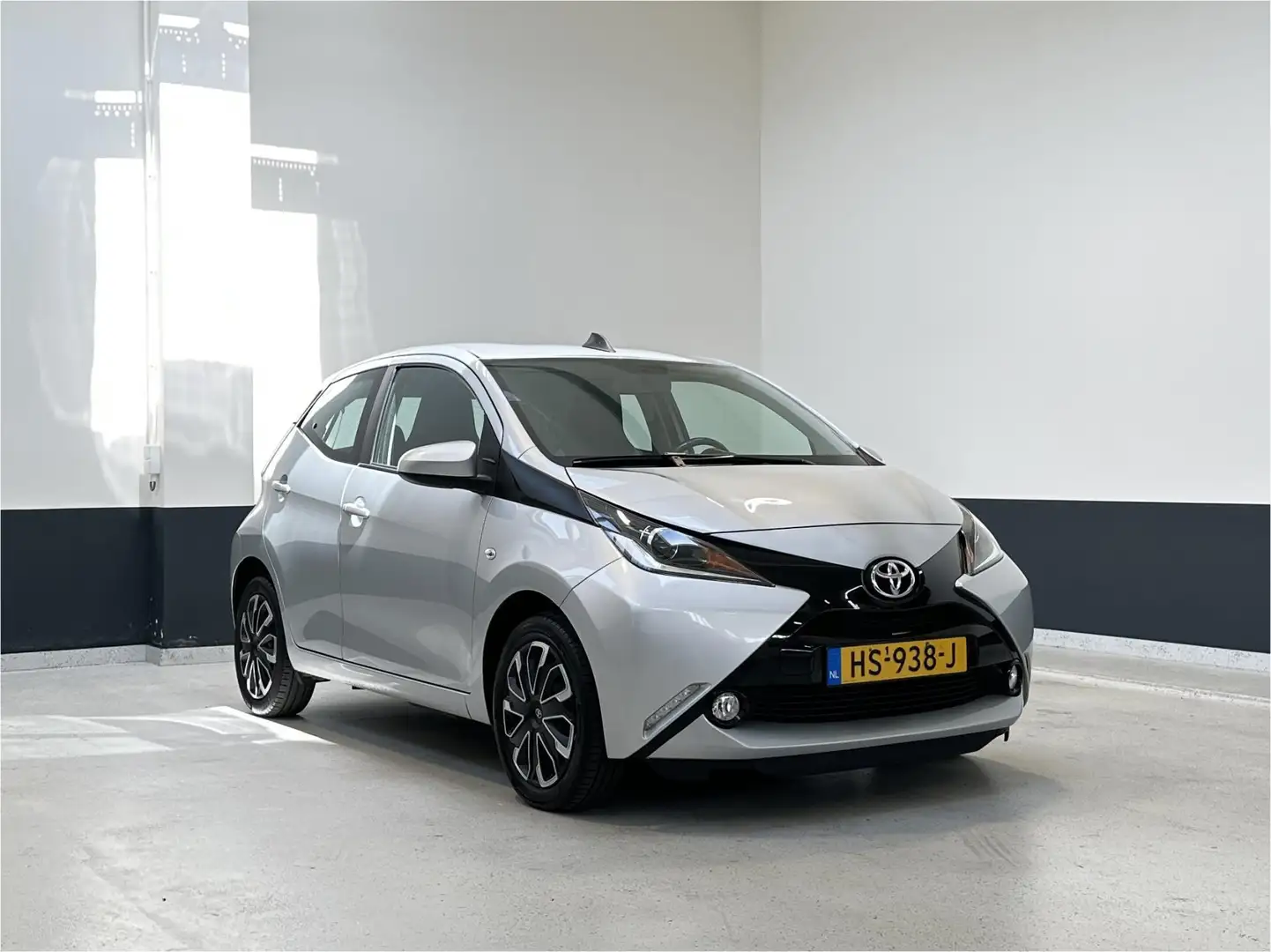 Toyota Aygo 1.0 VVT-i x-play |KM stand +/- 95000km NL | Camera Grijs - 1