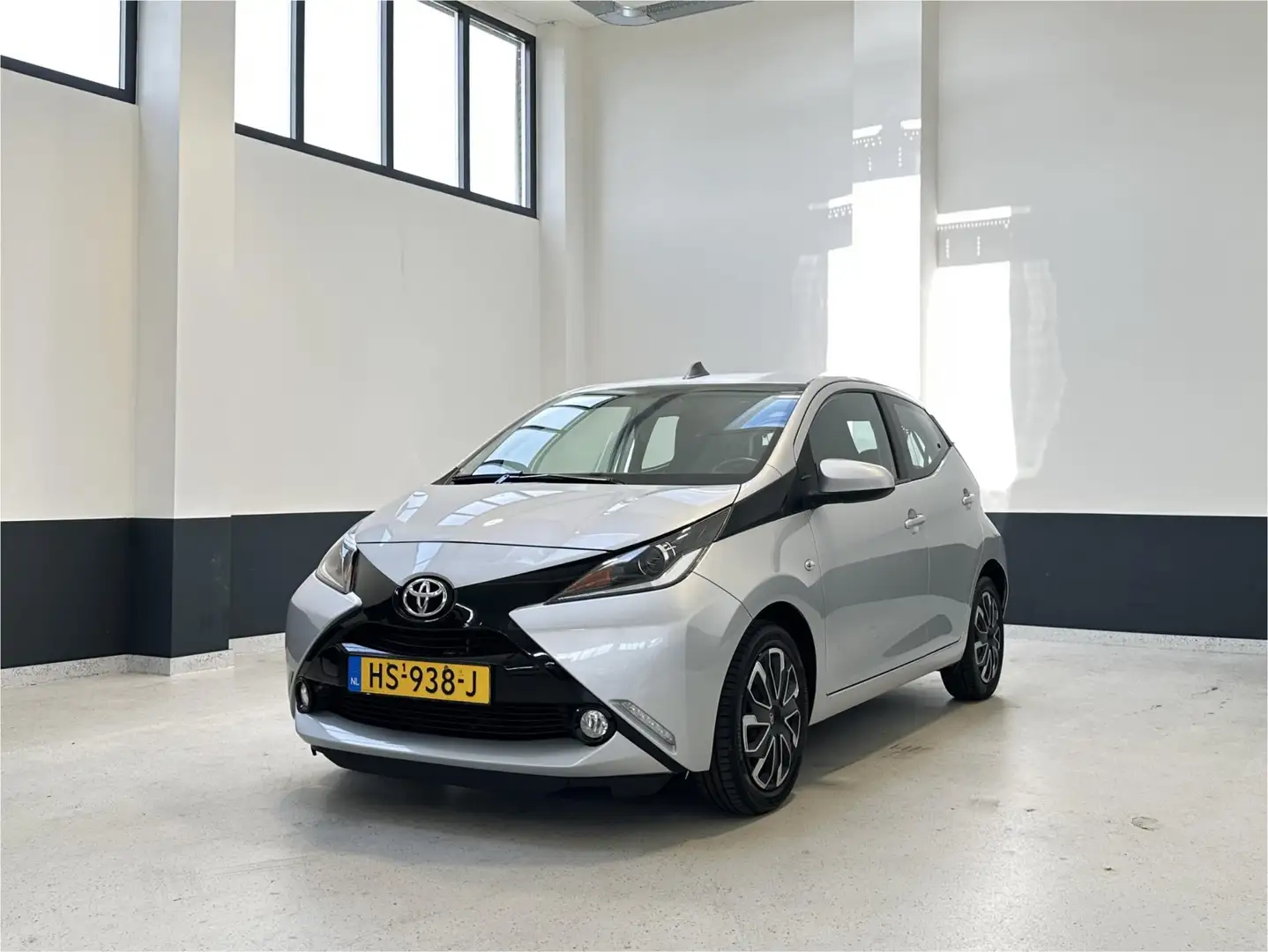 Toyota Aygo 1.0 VVT-i x-play |KM stand +/- 95000km NL | Camera Grijs - 2