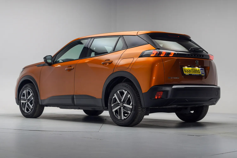 Peugeot e-2008 EV Active Pack 50 kWh 3 fase [ Navi Climate Apple/ — photo 3