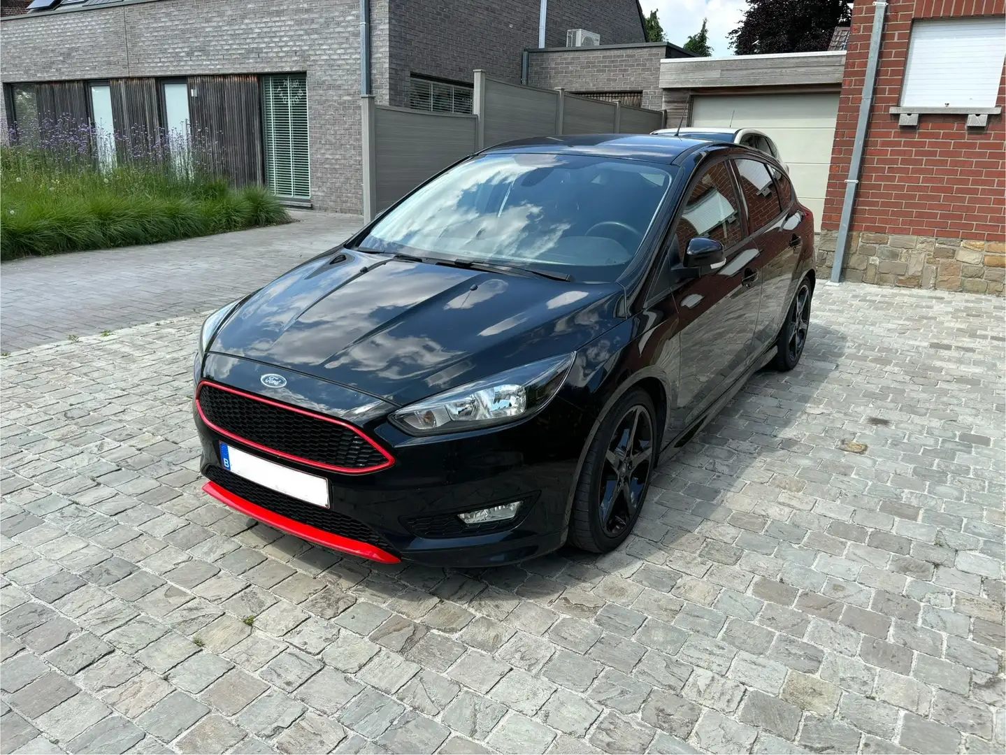 Ford Focus 1.0 EcoBoost Black and Red Edition (Trend) - 1