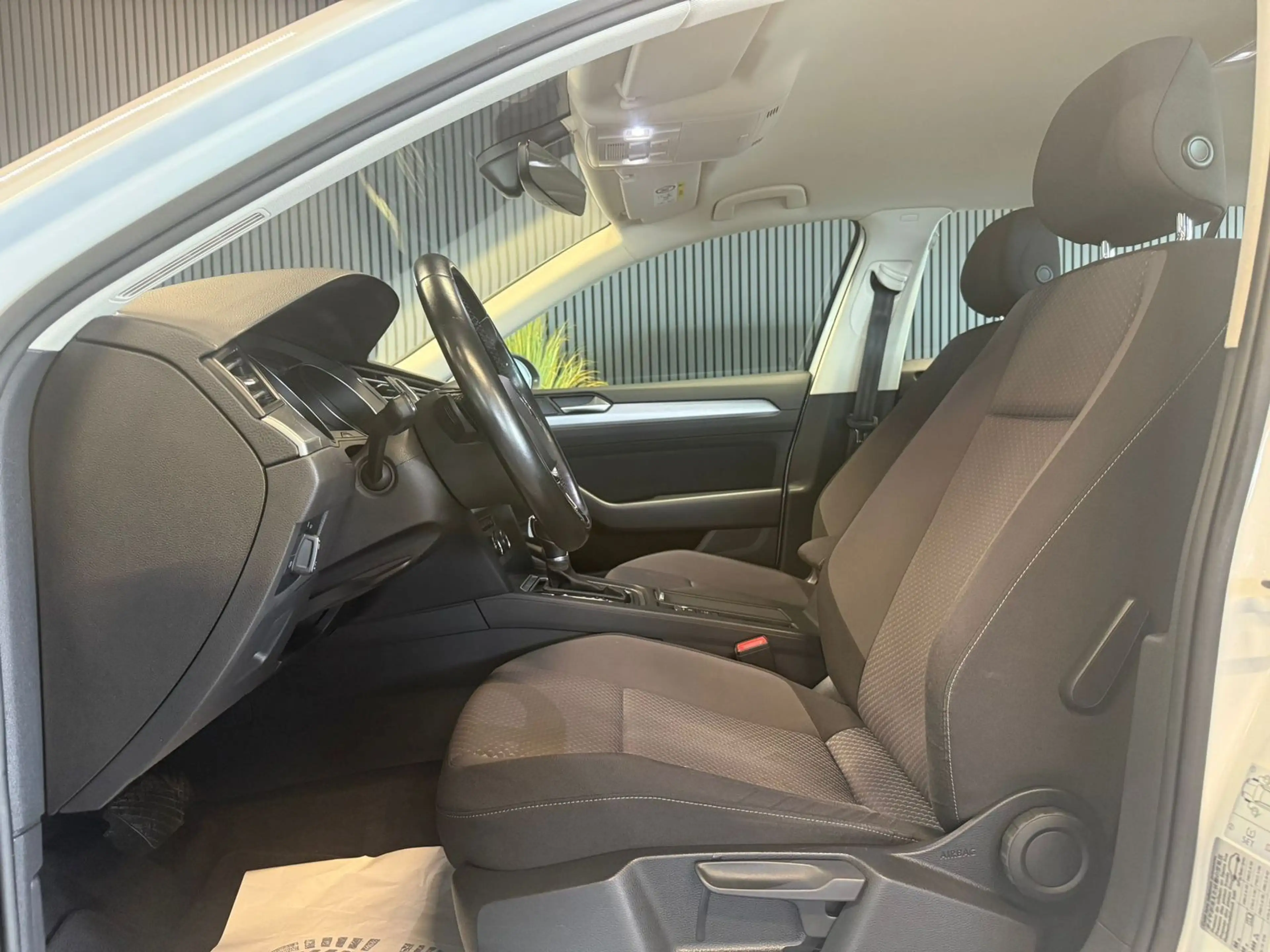 Volkswagen Passat Variant 1.6 TDI DSG AHK/NAV/LED/Winter-Pa — photo 9
