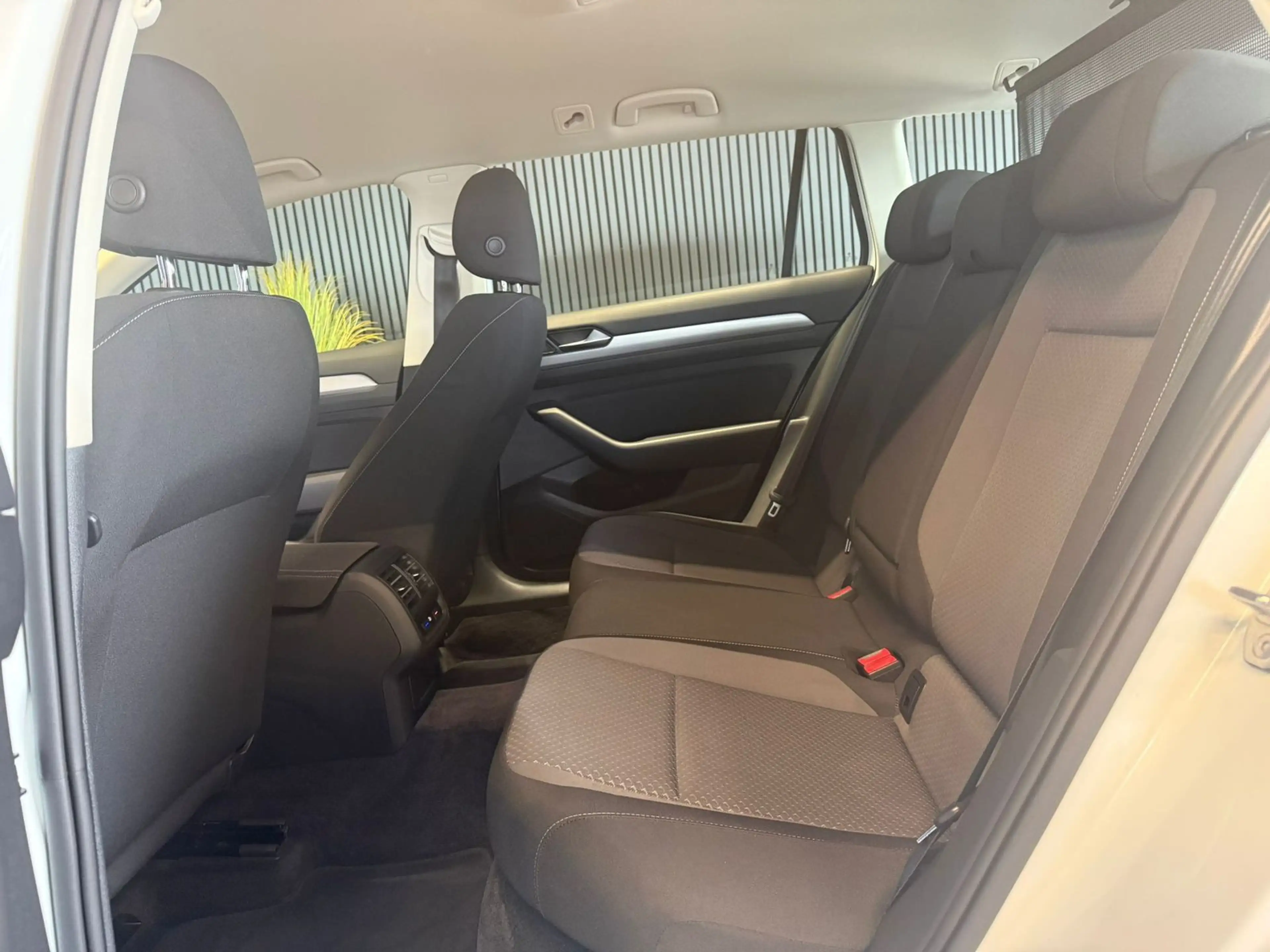 Volkswagen Passat Variant 1.6 TDI DSG AHK/NAV/LED/Winter-Pa — photo 10