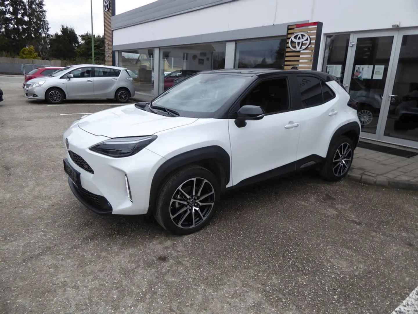 Toyota Yaris Cross 1,5 VVT-i Hybrid Aut. GR-SPORT Weiß - 2