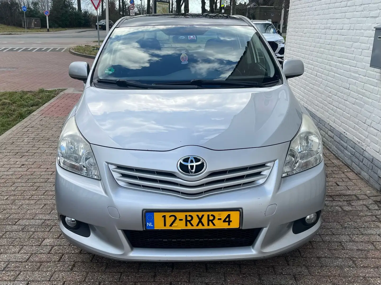 Toyota Verso-S 1.3 VVT-i Dynamic Gris - 2