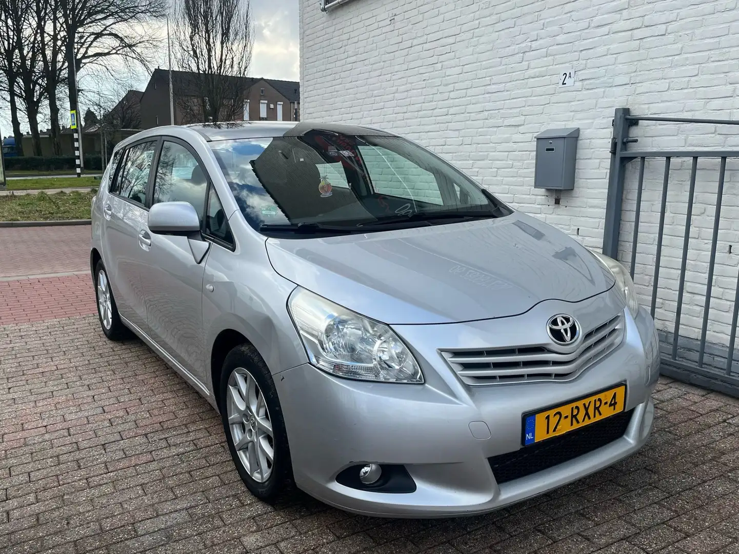 Toyota Verso-S 1.3 VVT-i Dynamic Gris - 1
