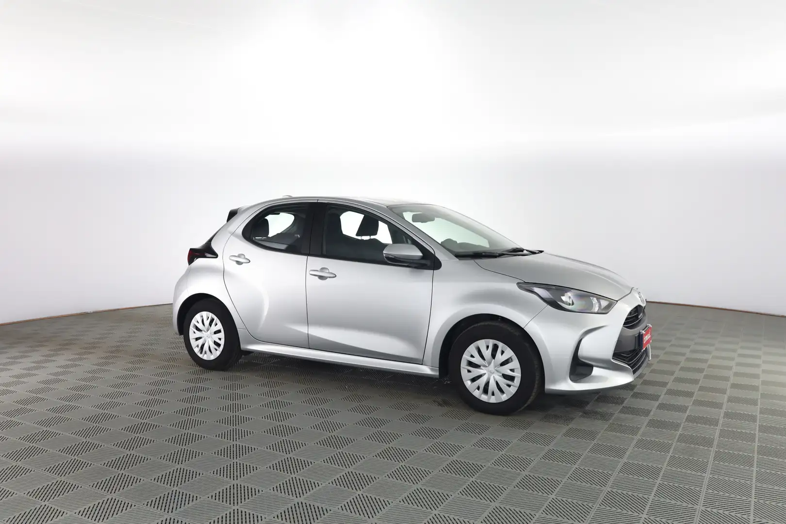 Toyota Yaris 1.5 Hybrid 5 porte Active Silber - 2
