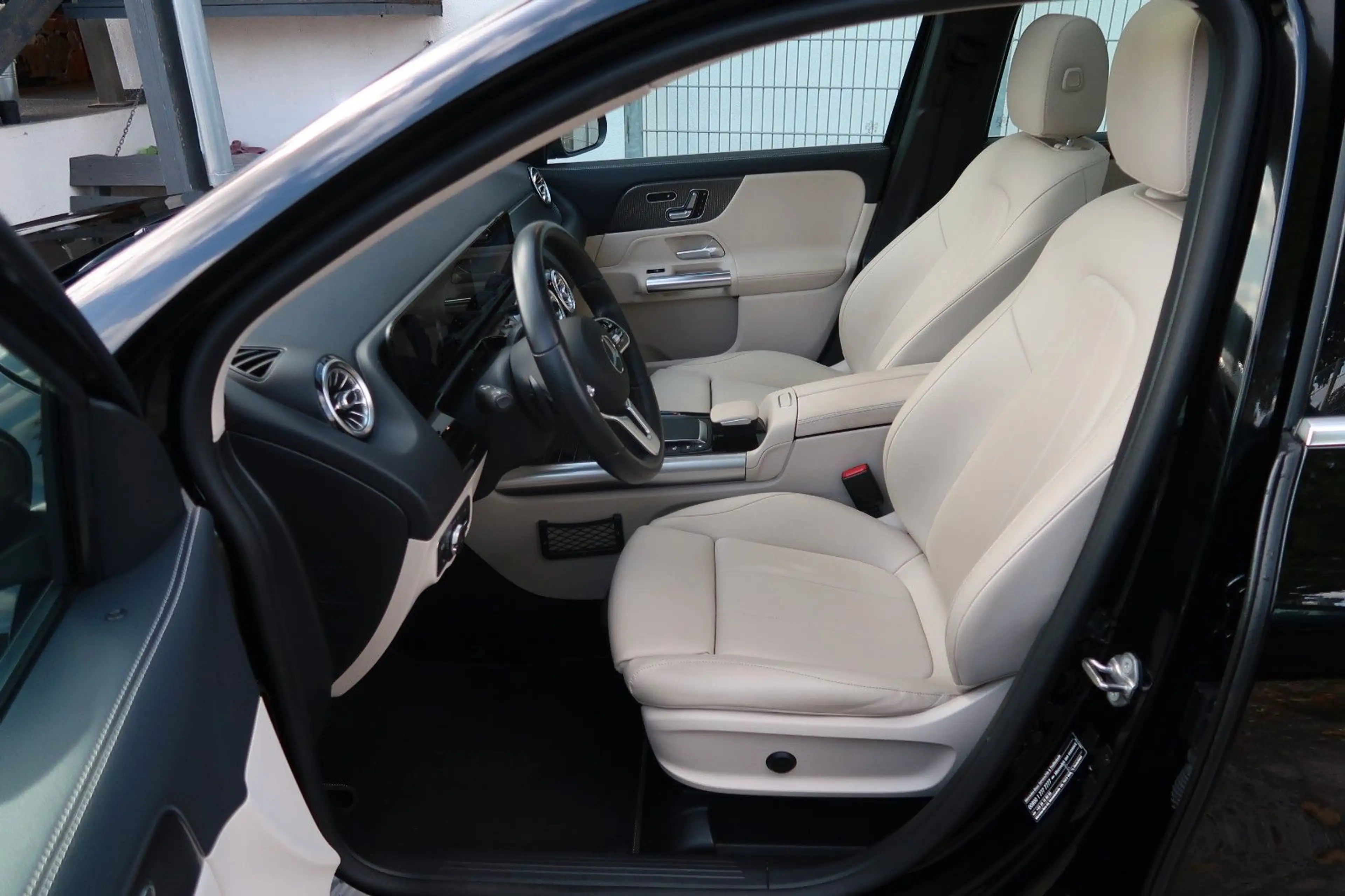 Mercedes-Benz GLA 200 |Leder|Panorama|NAV|Keyless|LED| — photo 12