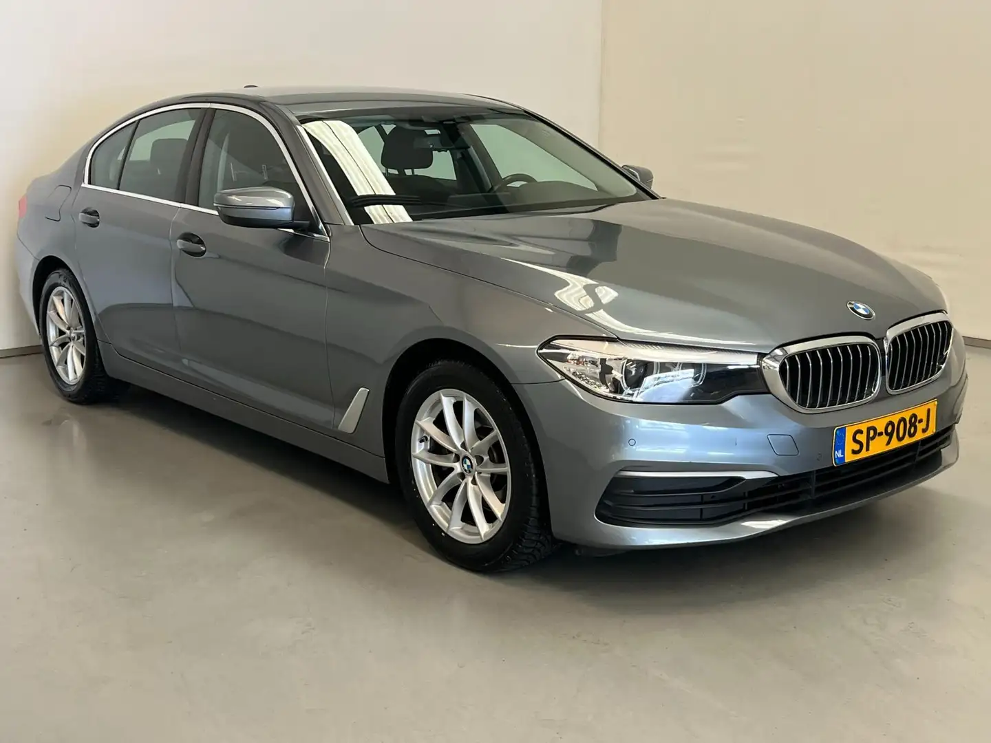 BMW 520 5-serie 520i / NL-auto / Trekhaak / Stoelverwarmin Grau - 2