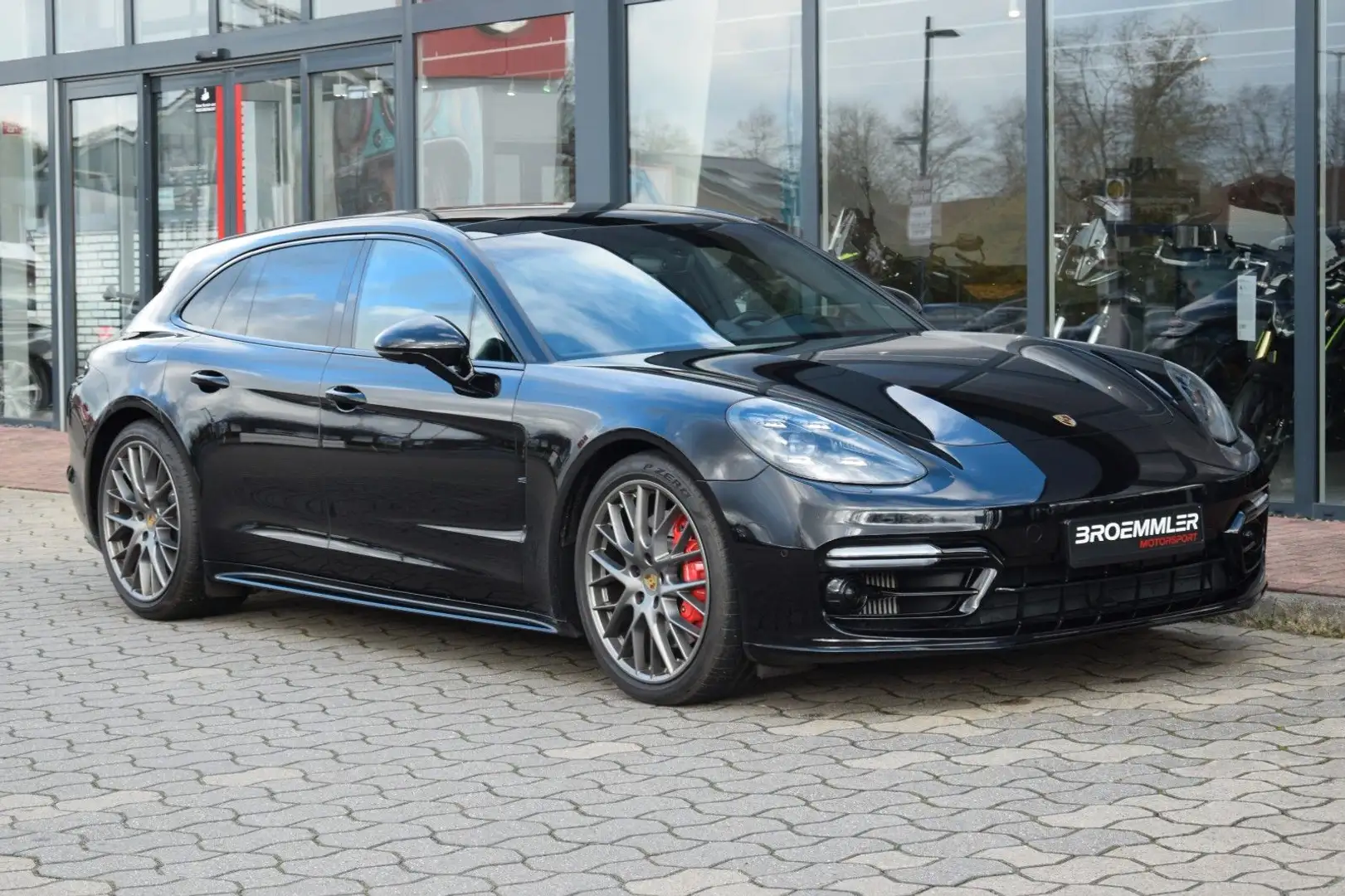 Porsche Panamera GTS Schwarz - 1