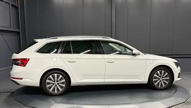 Skoda Superb view 8