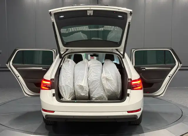 Skoda Superb view 6