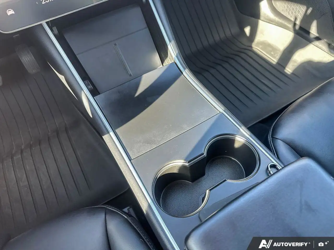 Tesla Model 3 снимка Tesla Model 3