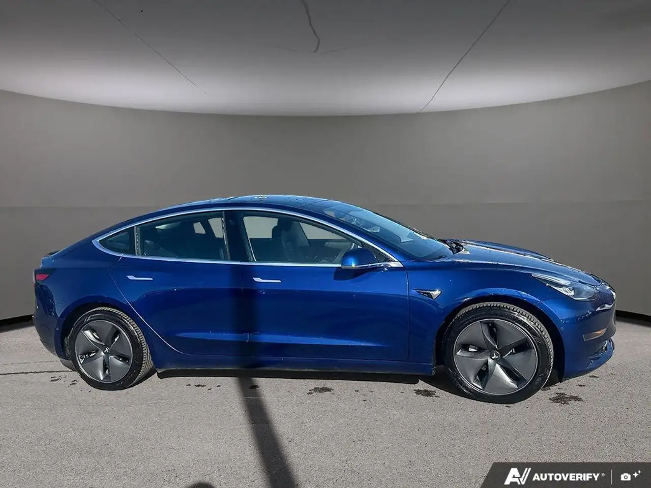 Tesla Model 3 снимка Tesla Model 3