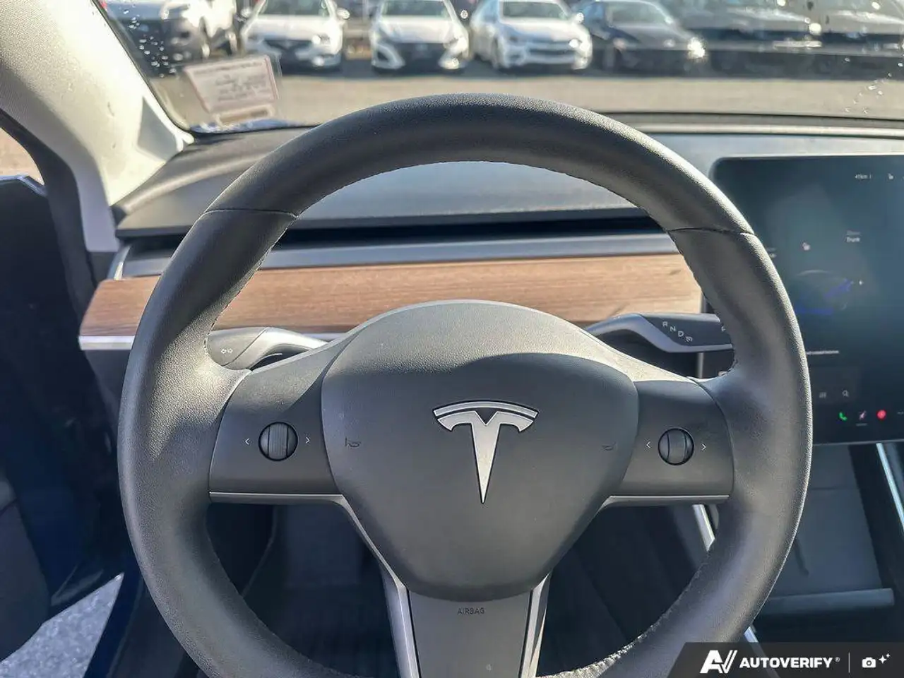 Tesla Model 3 снимка Tesla Model 3