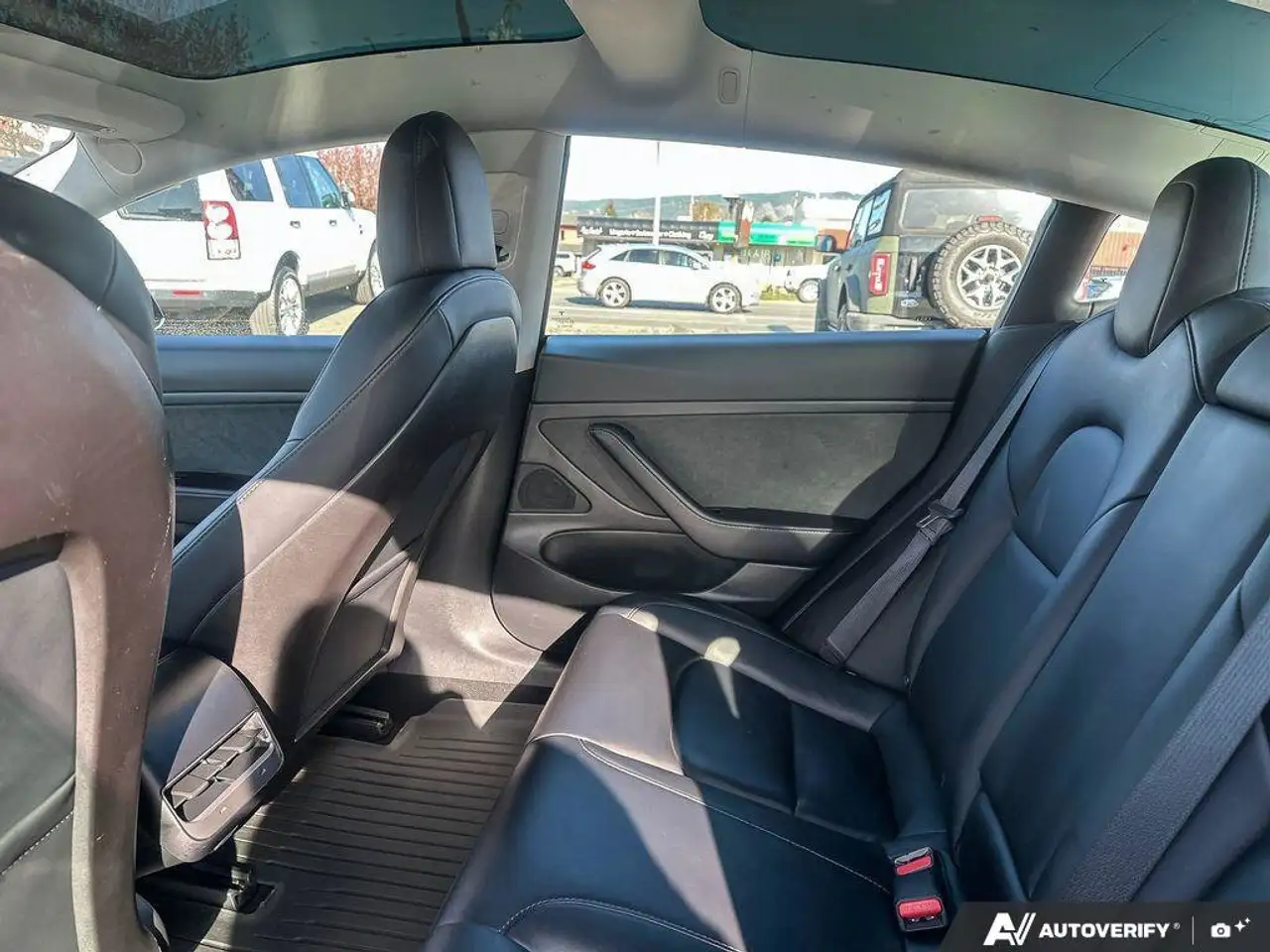 Tesla Model 3 снимка Tesla Model 3