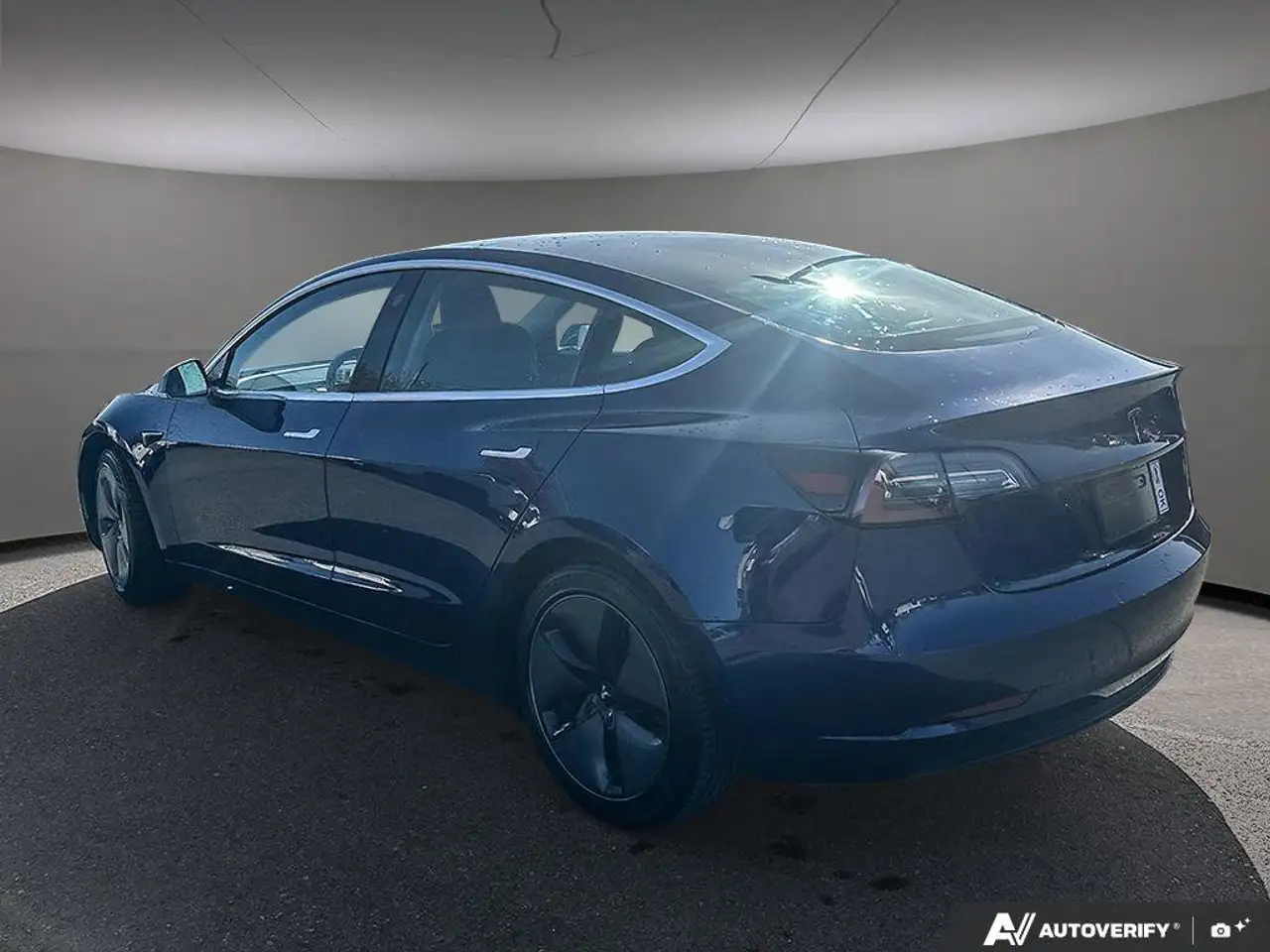Tesla Model 3 снимка Tesla Model 3