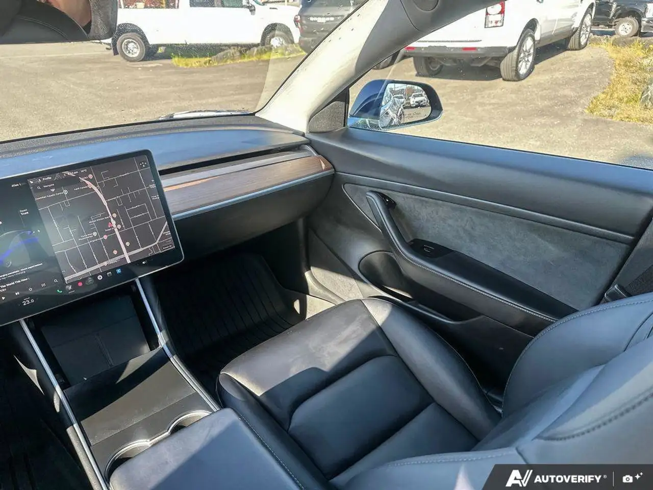 Tesla Model 3 снимка Tesla Model 3