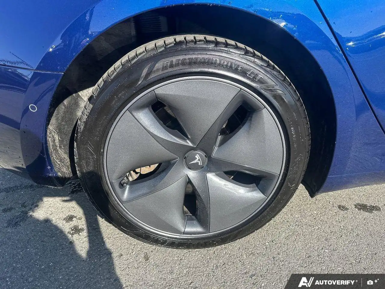 Tesla Model 3 снимка Tesla Model 3