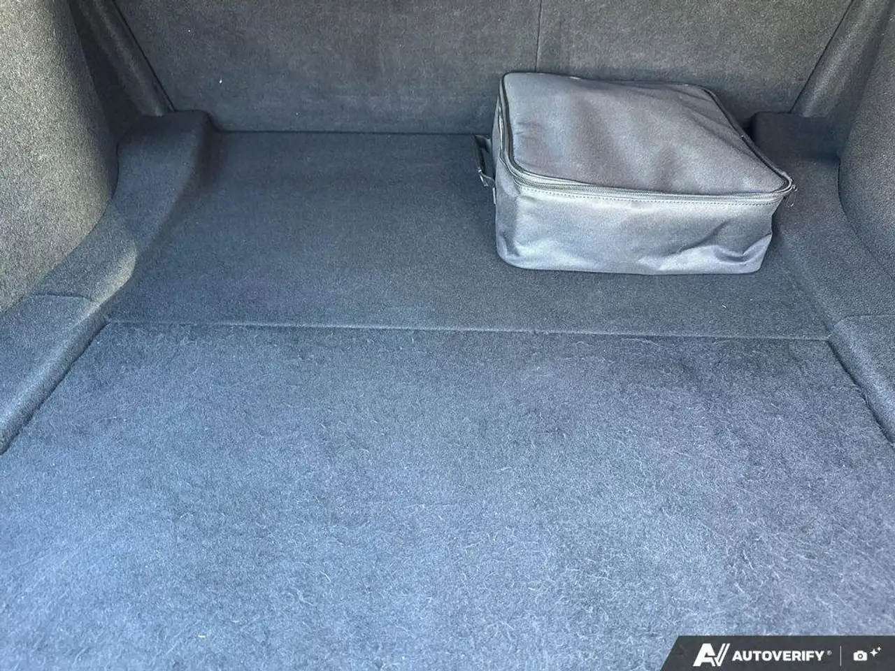 Tesla Model 3 снимка Tesla Model 3